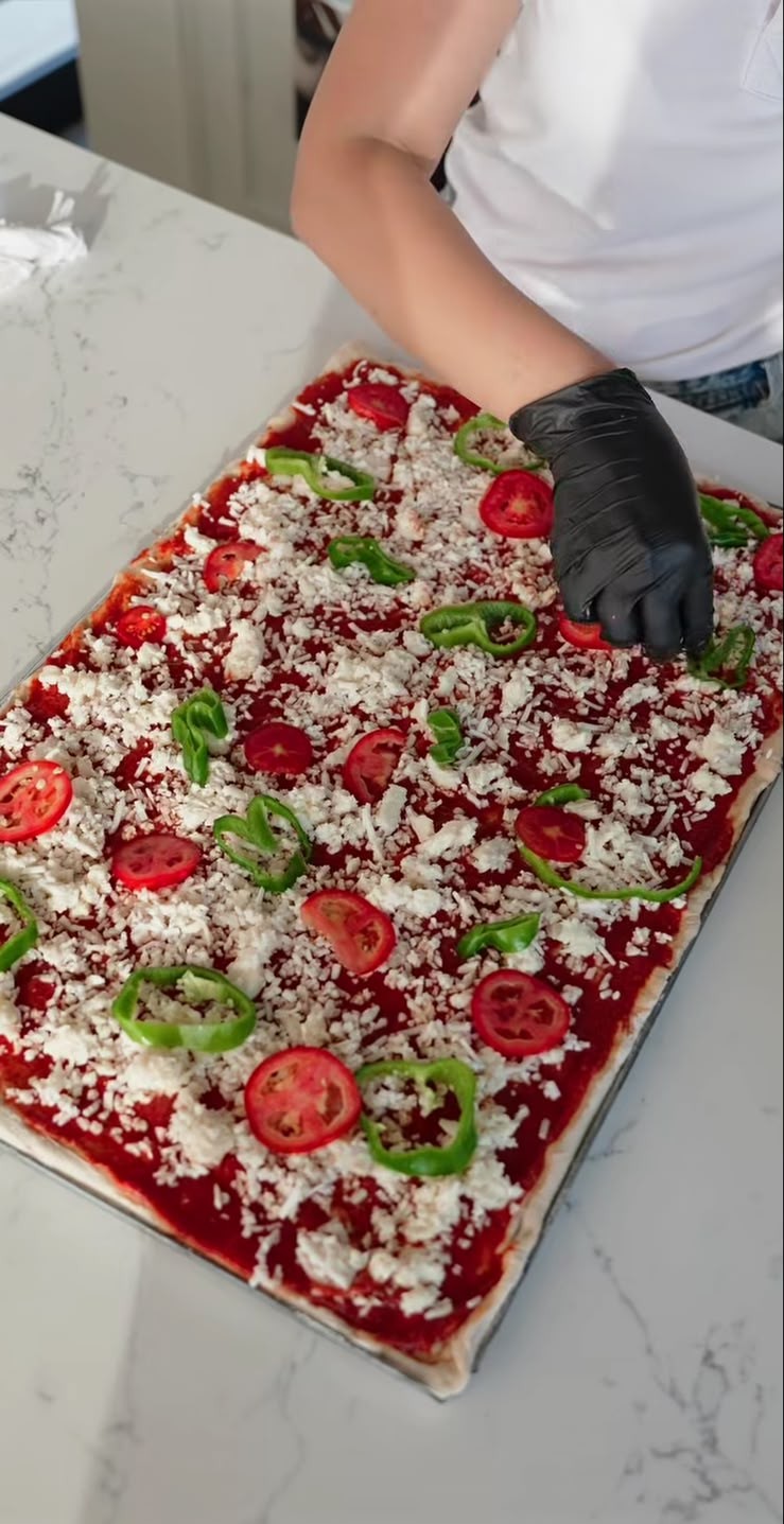 Pizza tranche avec une touche tunisienne gourmande